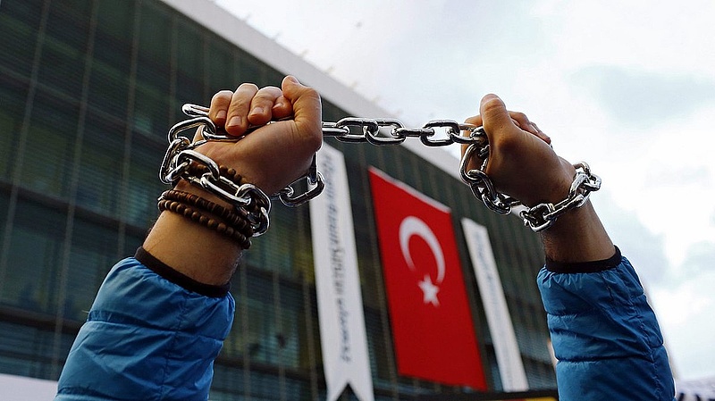 Letartóztatták egy ellenzéki lap főszerkesztőjét Törökországban