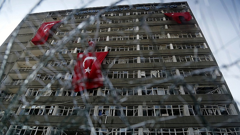A török munkaügyi minisztérium csaknem 800 dolgozóját bocsátotta el