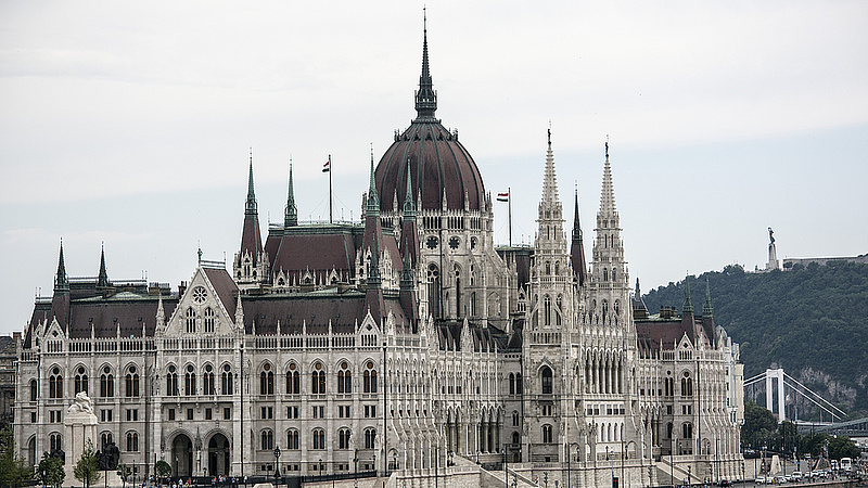 Hétfőn összeül a magyar parlament - vagy nem