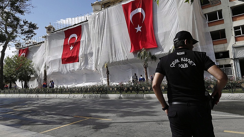 Törökországi tisztogatás: most cégeknél razziáztak