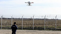 Törvény mondaná ki, hogy nem lehet védett személy lakhelye felett drónozni