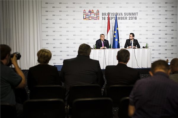 EU-csúcs:Merkel együttműködésről, Orbán sikertelenségről beszél (bővítve)
