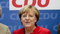 Merkel feltűnően laza - mire készülhet?