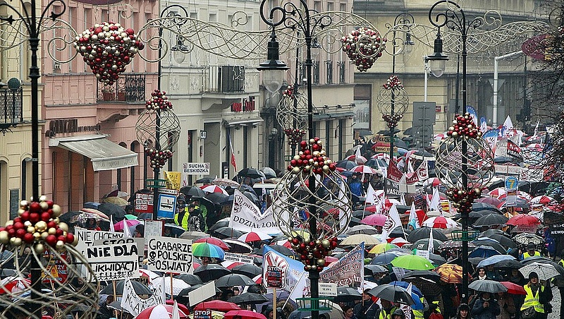 Tovább fenyegeti egymást a lengyel kormánypárt és az ellenzék