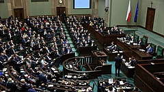 Döntött a lengyel parlament a vitatott bírósági törvényről