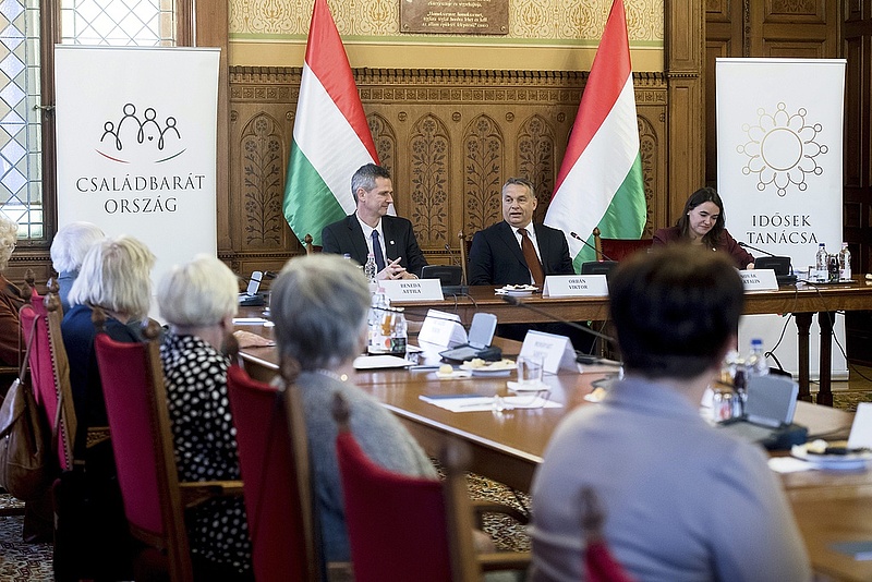 Meglepőt húzott Orbán: utalványt osztogatnak a nyugdíjasoknak