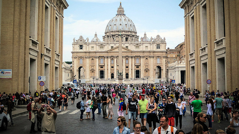 Vatikáni luxuskönyvvel csalhattak