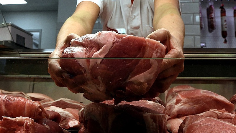 Rárontott a hatóság az egyik vezető magyar húsipari cég tulajdonosára
