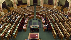 Kezdődik a munka a magyar parlamentben