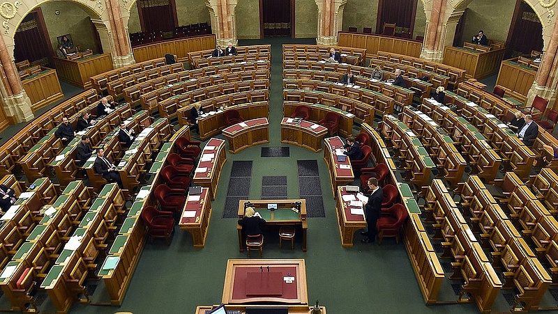 Kezdődik a munka a magyar parlamentben