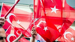 Törökországban megnyitották a szavazóhelyiségeket