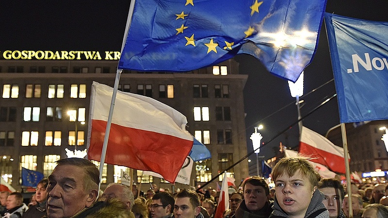 Kitart a tüntetés Lengyelországban