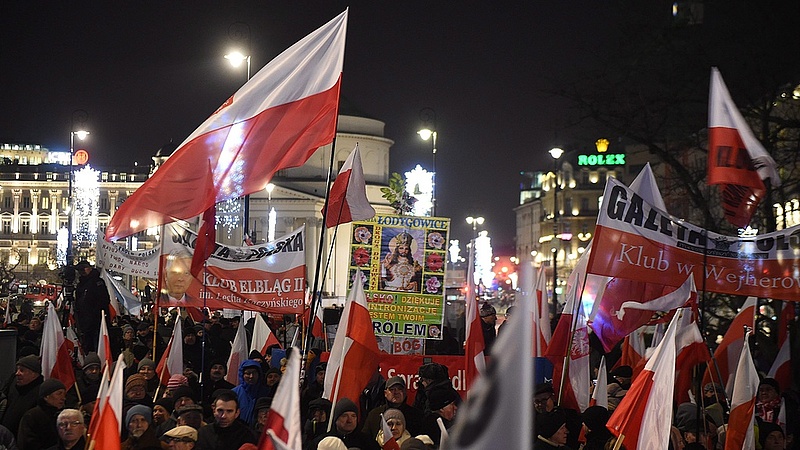 Rengetegen tüntettek a sajtószabadságért - Lengyelországban