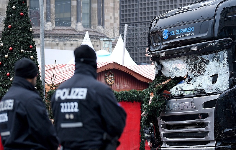Hollande és Merkel: a terrorizmus elleni harc nem mehet a demokrácia rovására