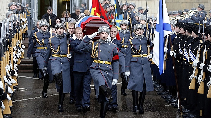 Putyin és Medvegyev is megjelent a meggyilkolt nagykövet búcsúztatásán