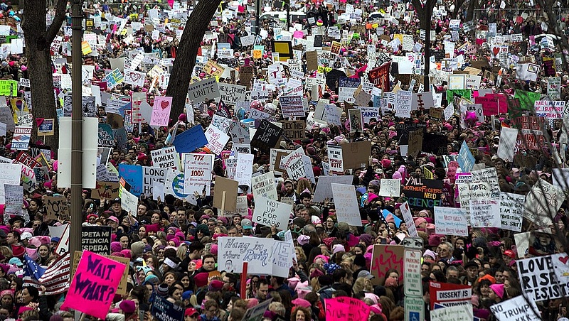 Százezrek tüntetnek Trump ellen Washingtonban