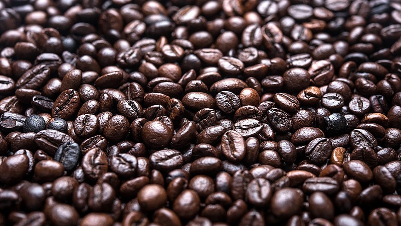 Új taktika a kávézókban: fizetnek a vendégeknek