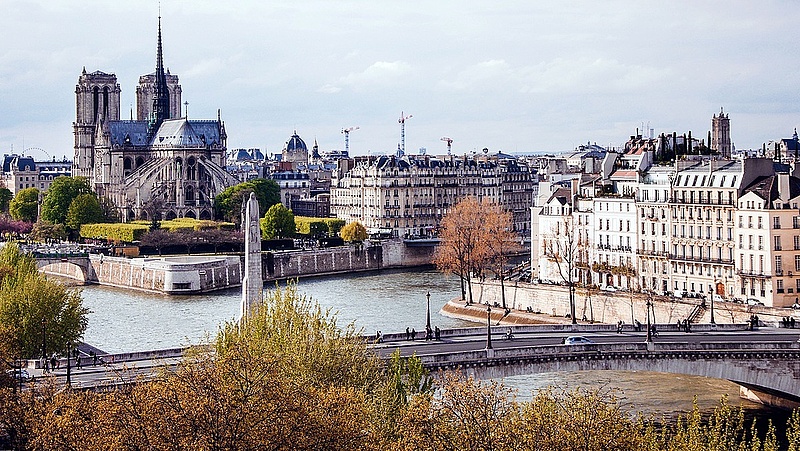 Párizs szálláshelyeket létesít és megnyitja a középületeket a hajléktalanok előtt