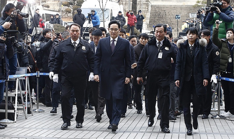 Letartóztatták a Samsung vezetőjét