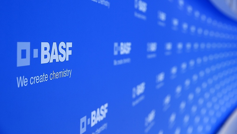 Részben a száraz nyár miatt csökkent a BASF profitja