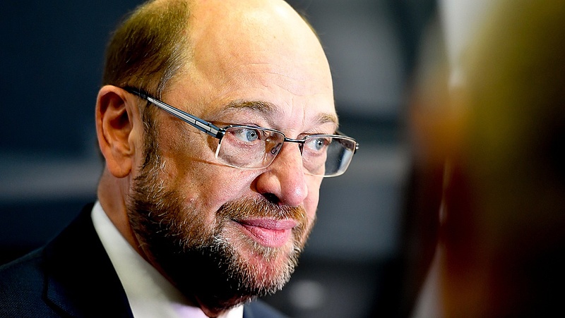 "Merkel fennhéjázó, arrogáns módon viselkedik" - Schulz