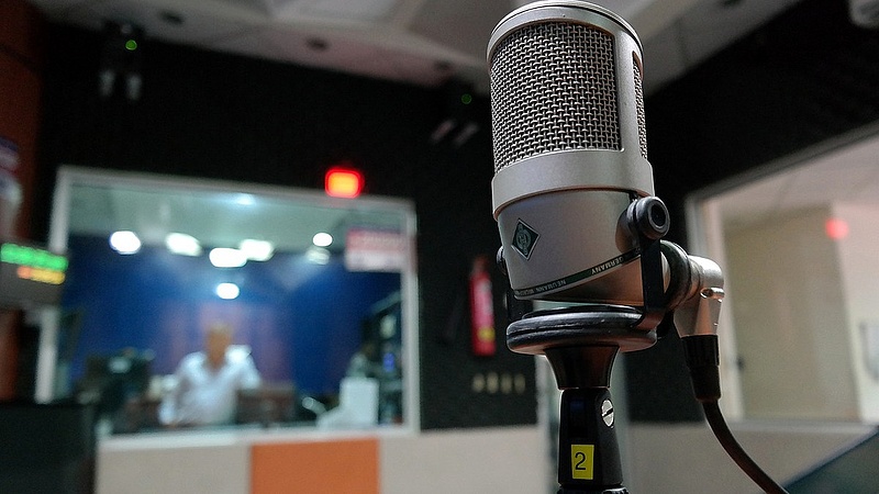Versenytárs nélkül lehet országos rádiója Vajnáéknak