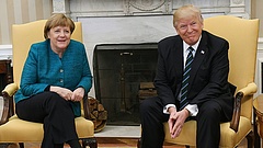 Trump nagyon furcsán viselkedett Merkellel