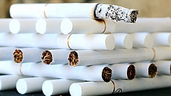 Illegálisan gyártott cigarettát csempésztek magyarok Angliába