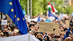 Sok tízezren tüntettek a CEU miatt - Áder mégis aláír?