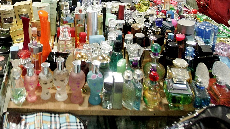 Vigyázzon: állati vizelet is lehet a hamis parfümben