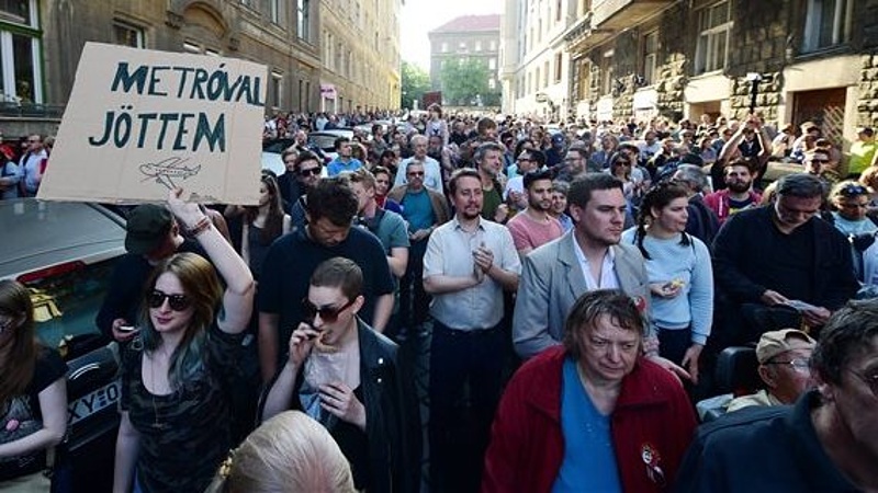 Több százan tüntettek a Fidesz irodánál a bántalmazott újságíró miatt