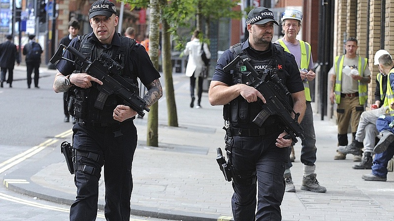 Terror: marad a legmagasabb riasztási szint Nagy-Britanniában