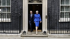 Theresa May bekeményít: rendre inti kollégáit