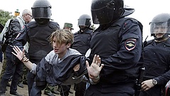 Százával viszik el a rendőrök a Putyin-ellenes tüntetőket Oroszországban