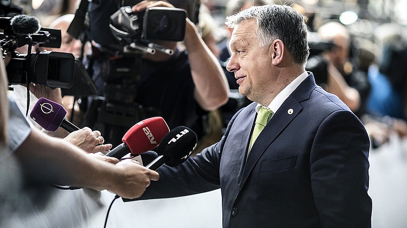 Orbán beszólt Macronnak (videóval)