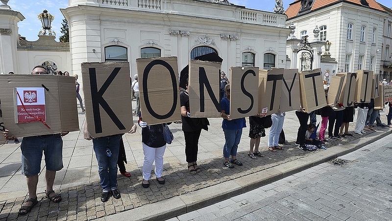 Varsó keménykedik: kétségbe vonja az uniós eljárás jogszerűségét