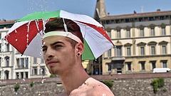 Őrült tempóban tart a menekülés az olaszok miatt