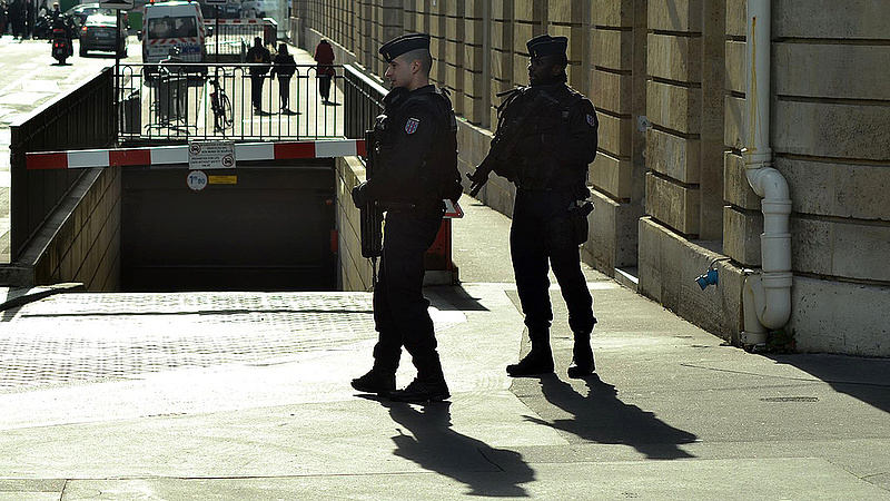 Késsel támadtak rendőrökre Párizsban