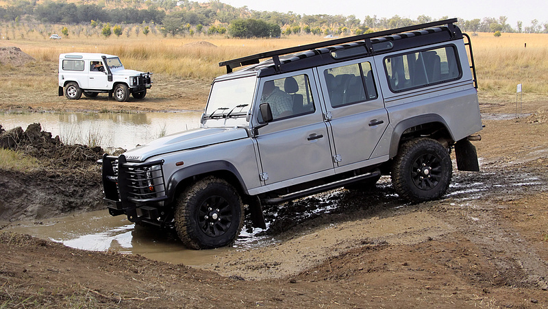 Újjáélesztenék a Land Rover Defendert - érdekes ötlettel állt elő egy brit befektető