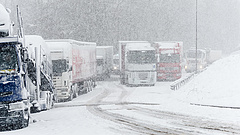 Tapadó hó - jön a hármas fokozatú készültség az utakon