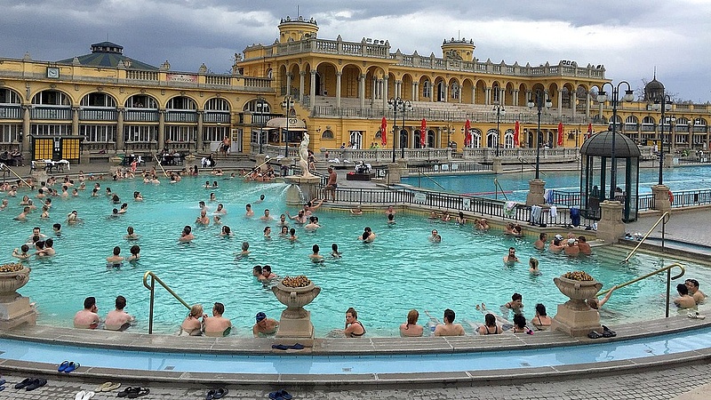 Több ezer pár olasz papucsot vesznek a budapesti fürdőkbe