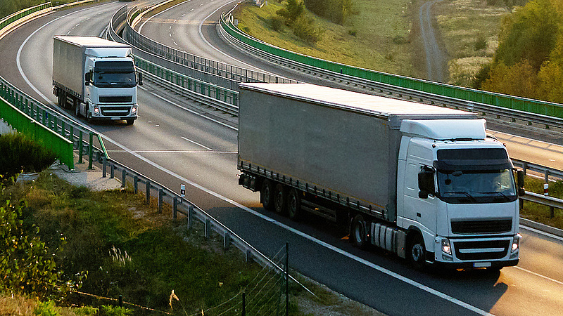 Két osztrák határátkelőnél is kitiltják a magyar teherautókat