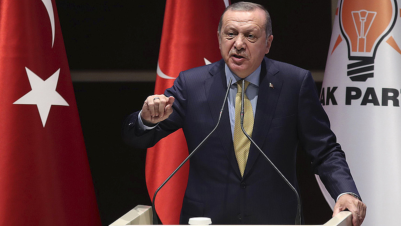 Tombol az államhatalom: Erdogan miatt tízezrek veszítik állásukat 