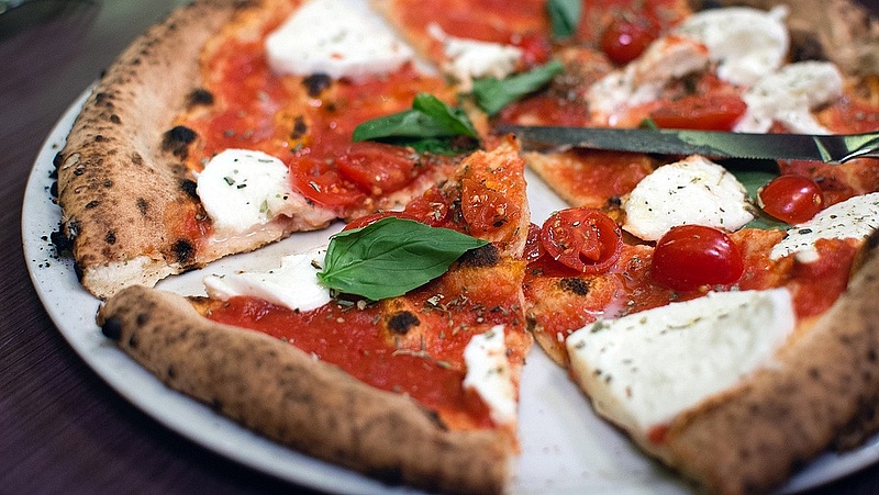 Ingyen pizzát ad a frissen oltottaknak egy magyar étteremlánc