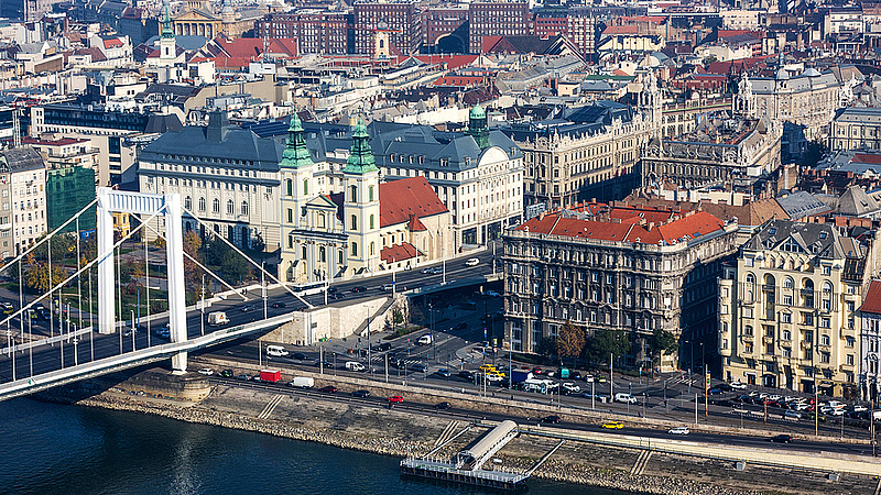 Budapesten közlekedők, figyelem! - Baleset volt az Erzsébet hídon