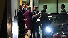Theresa May hétfő este Junckerhez utazott