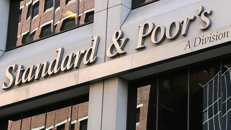 Hitelminősítés: a Standard & Poor's pozitívra javította a kilátásokat