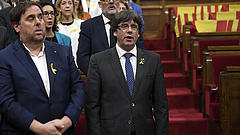 Feladta magát a rendőrségen a katalán elnök