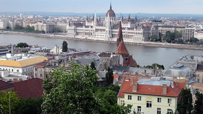 Magyar Idők: a külföldi befektetők megvárják a választás eredményeit