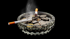 Több tíz milliárdot vesz ki a büdzséből az illegális füstölés 